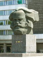 1200px-Karl-Marx-Monument_in_Chemnitz.jpg